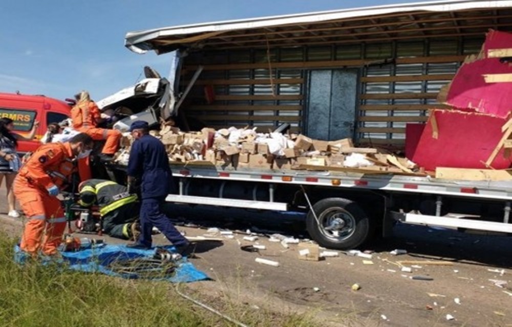 Ir para  <p>O motorista de um caminh&atilde;o carregado com velas, de placas IXK-3578, de Erechim, ficou gravemente ferido depois de um acidente na ERS-324, entre Passo Fundo e Marau, na manh&atilde; desta segunda-feira,...